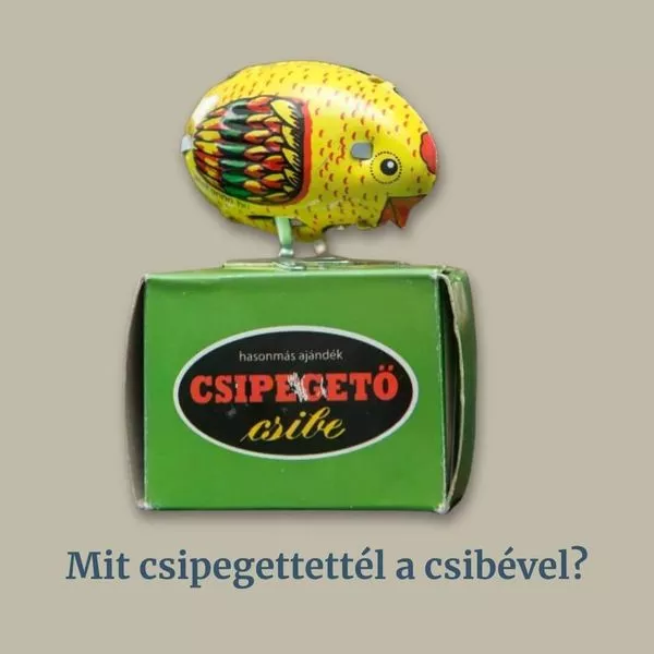 Sárga színű Csipegető Csibe retró lemezjáték, a magyar Lemezárugyár klasszikus, felhúzós óraműves játéka. Generációs nosztalgia.