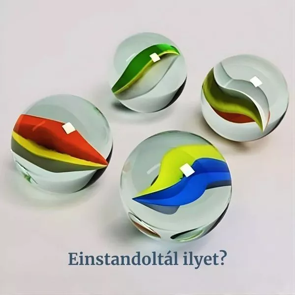 Színes, csillogó üveggolyók egy kupacban, a 80-as évek retró játéka. Einstand és golyózás.