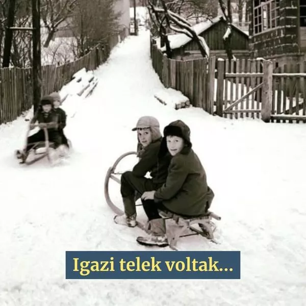 Retró fekete-fehér fotó szánkózó gyerekekről egy havas budapesti utcán