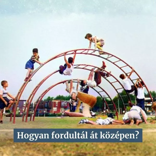 Ívelt, fémcsövekből álló mászóka egy retró játszótéren. A 80-as évek szocialista játszóterének eleme.