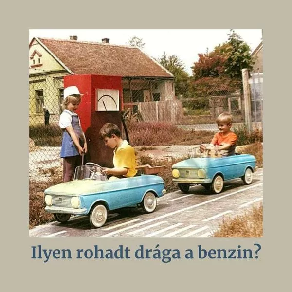 Piros, fémből készült, lábbal hajtós pedálos autó (Moszkvics) a 80-as évekből. Retró gyerekjáték.