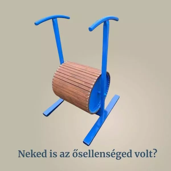 Fémből készült mókuskerék egy retró játszótéren. A 80-as évek szocialista játszóterének eleme.