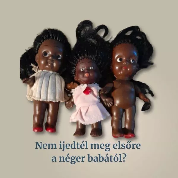 Három barna bőrű, fekete hajú, retro stílusú játékbaba, az egyik rózsaszín ruhában.