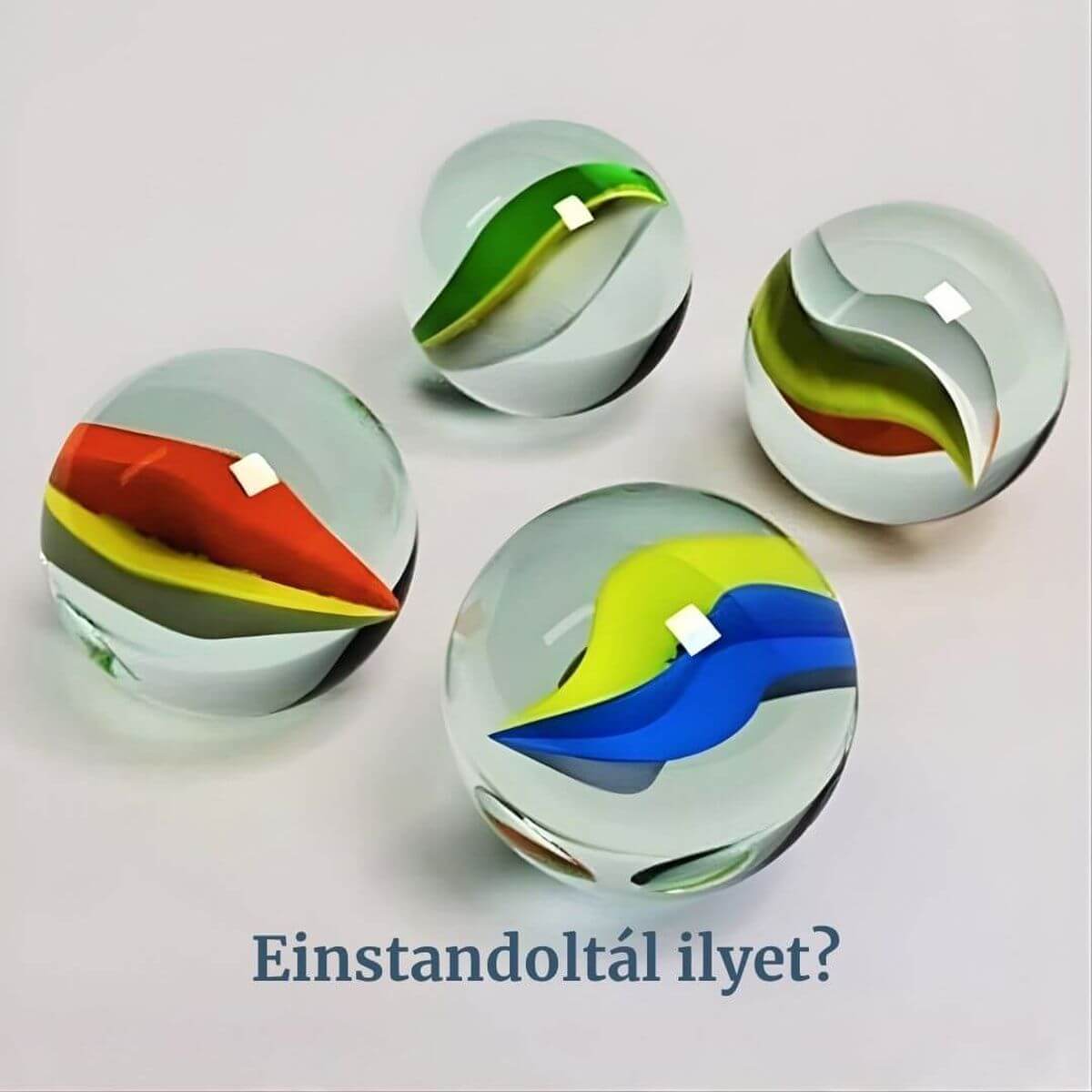 Színes, csillogó üveggolyók egy kupacban, a 80-as évek retró játéka. Einstand és golyózás.