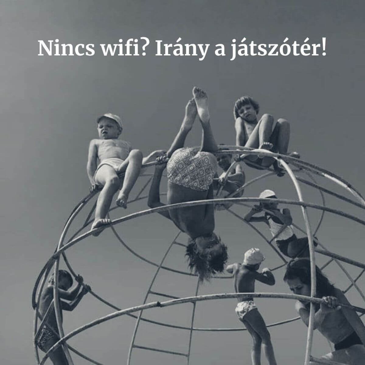 Gömb alakú, fémcsövekből álló mászóka egy retró játszótéren. A 80-as évek szocialista játszóterének ikonikus eleme.