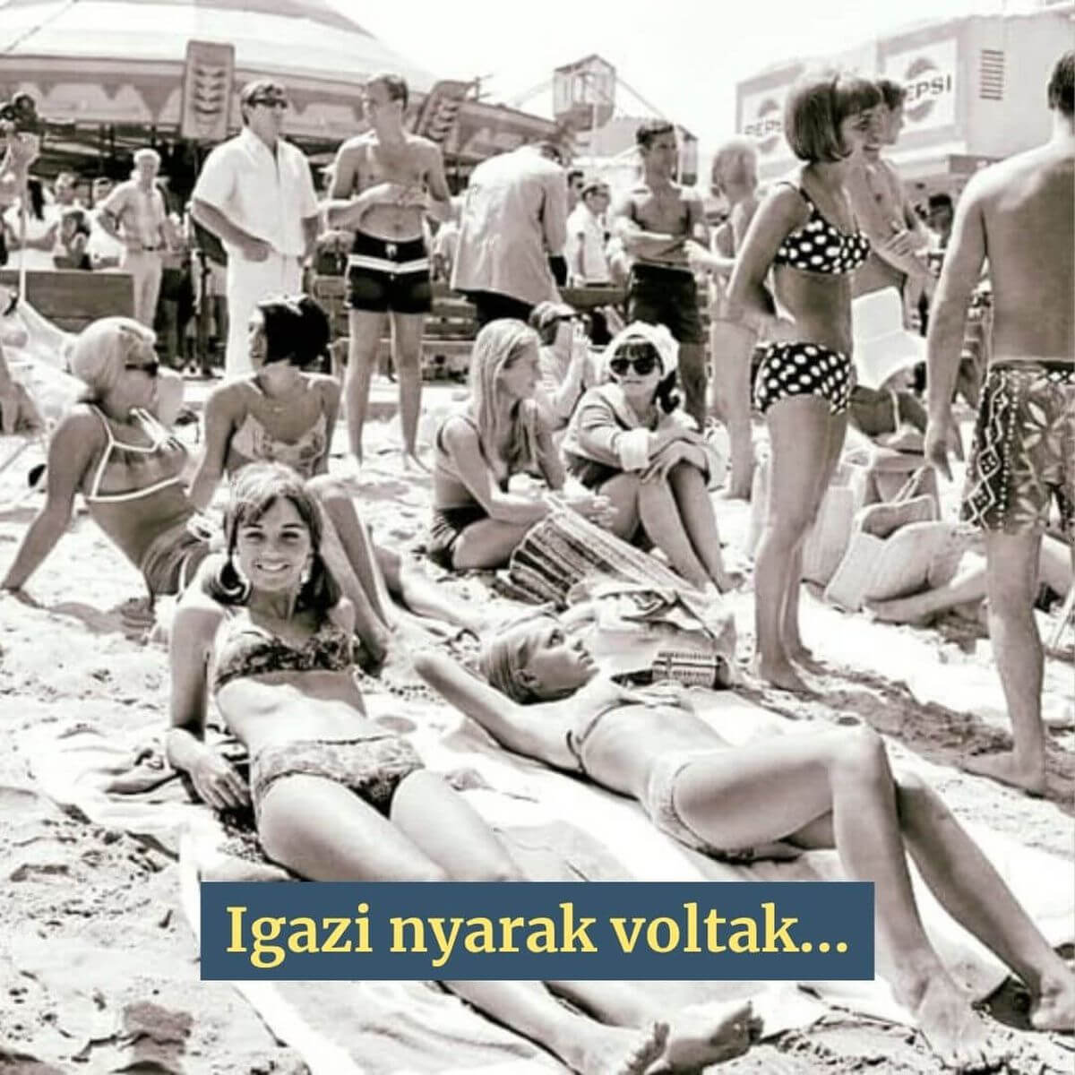 Fiatal nő a Balaton-parton a 80-as években, korabeli bikiniben és napszemüvegben. Retró nyári divat.