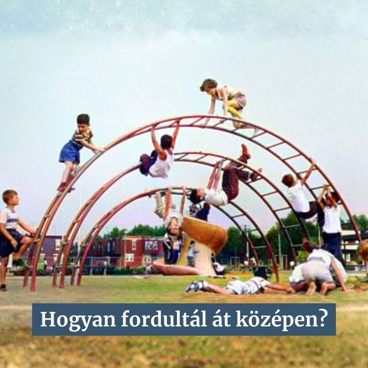 Ívelt, fémcsövekből álló mászóka egy retró játszótéren. A 80-as évek szocialista játszóterének eleme.