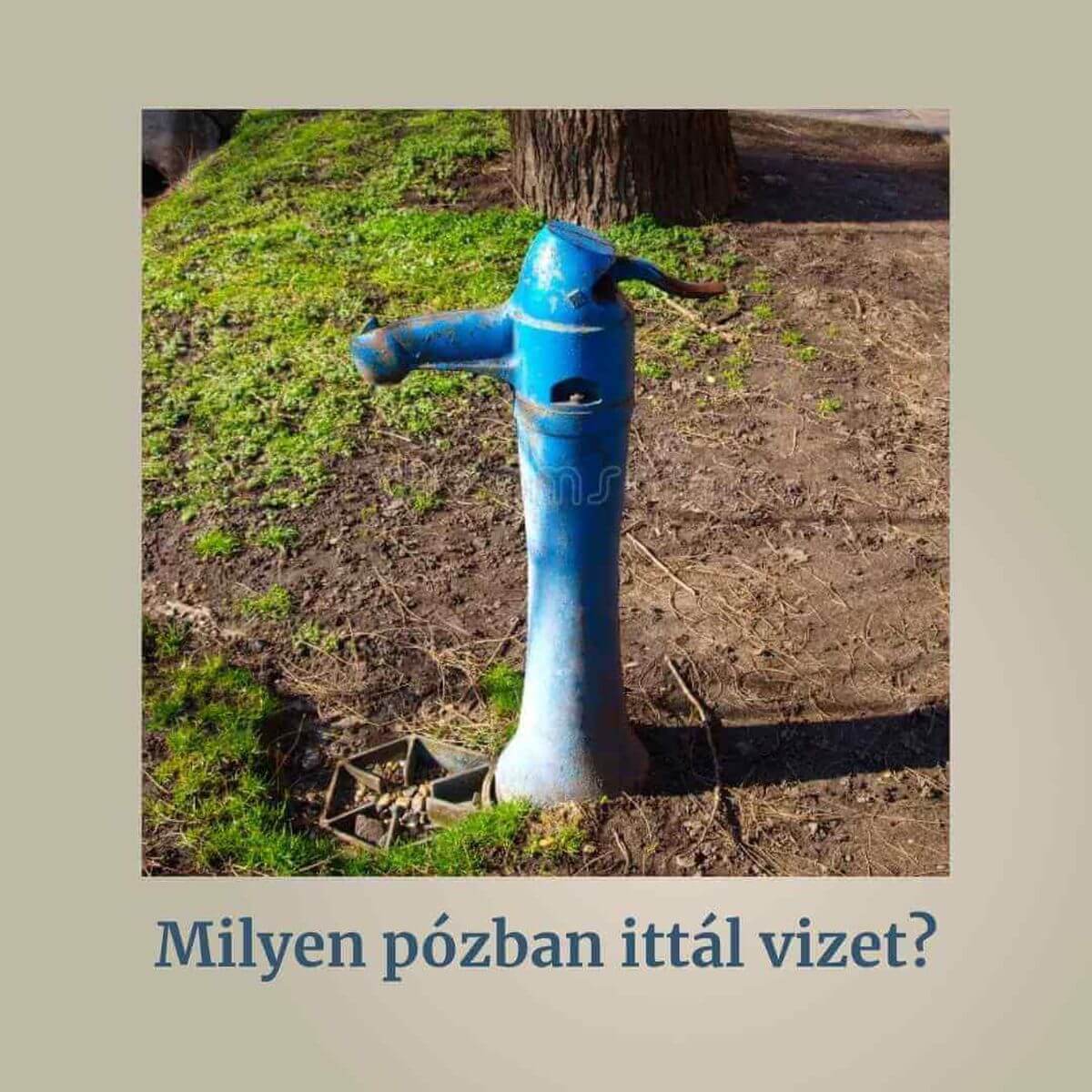 Klasszikus kék, öntöttvas nyomóskút (közkút) egy magyar utcán. A 80-as évek nyári emléke.