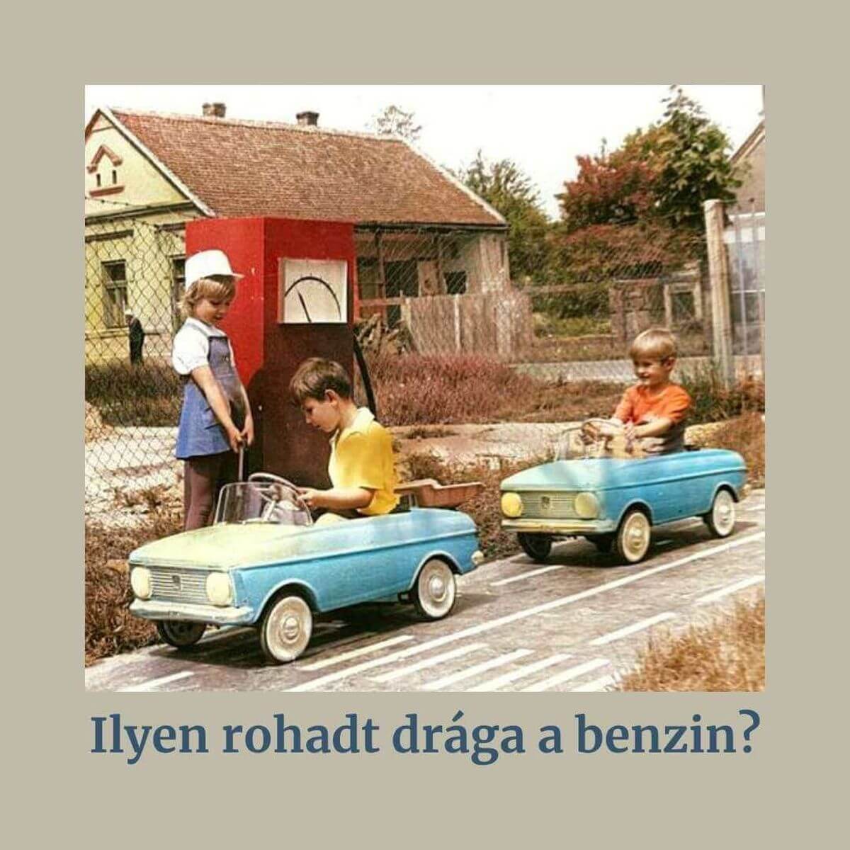 Piros, fémből készült, lábbal hajtós pedálos autó (Moszkvics) a 80-as évekből. Retró gyerekjáték.