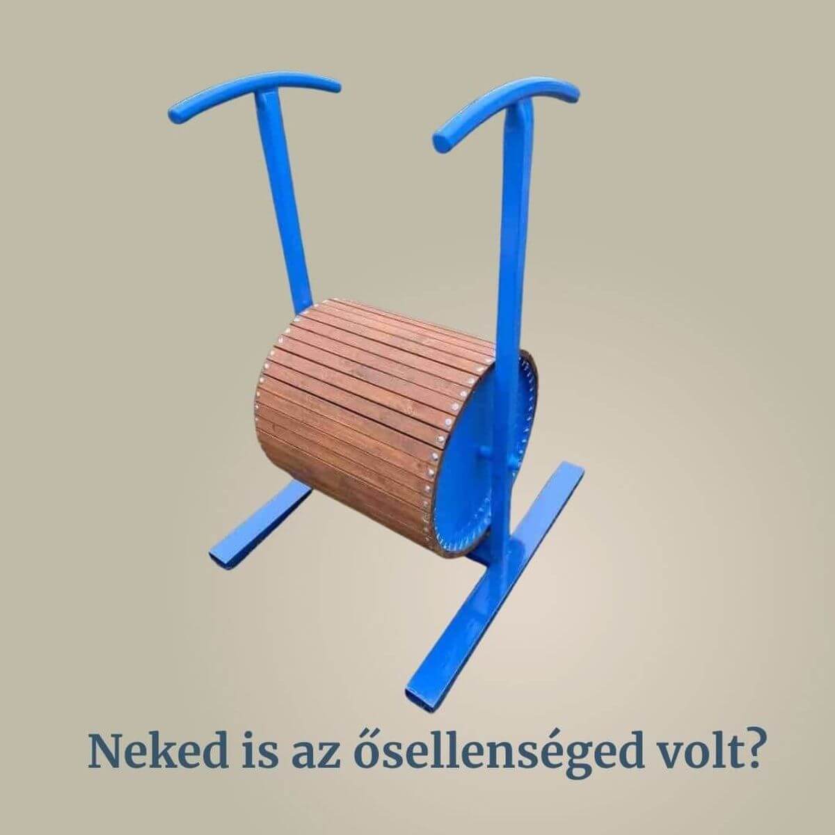 Fémből készült mókuskerék egy retró játszótéren. A 80-as évek szocialista játszóterének eleme.