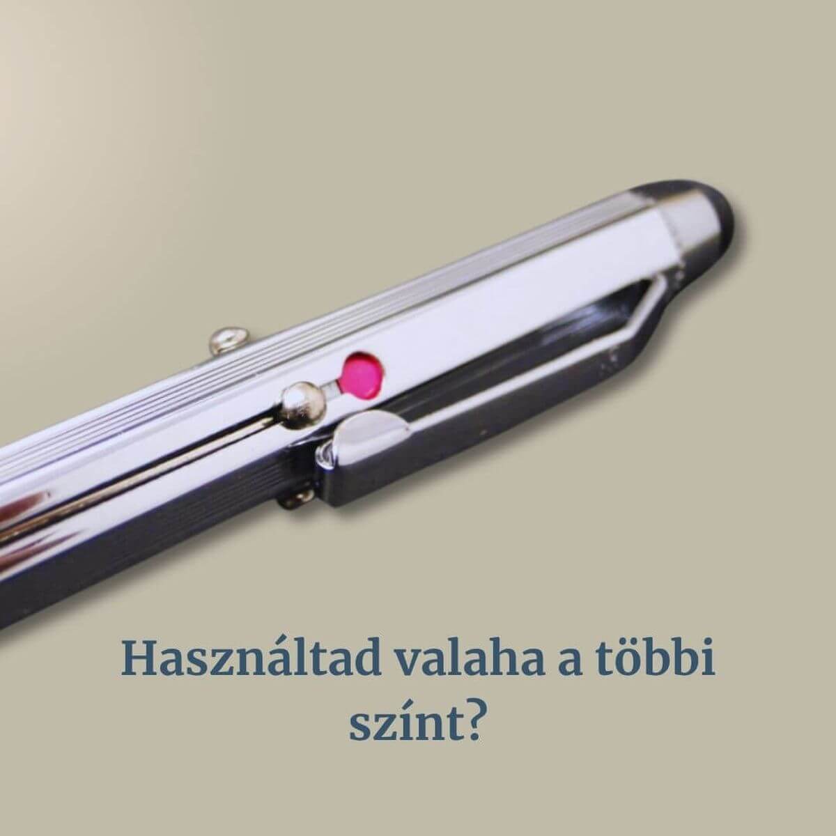 Klasszikus, patkós, négyszínű golyóstoll a 80-as évekből. Retró iskolaszer, nosztalgia.