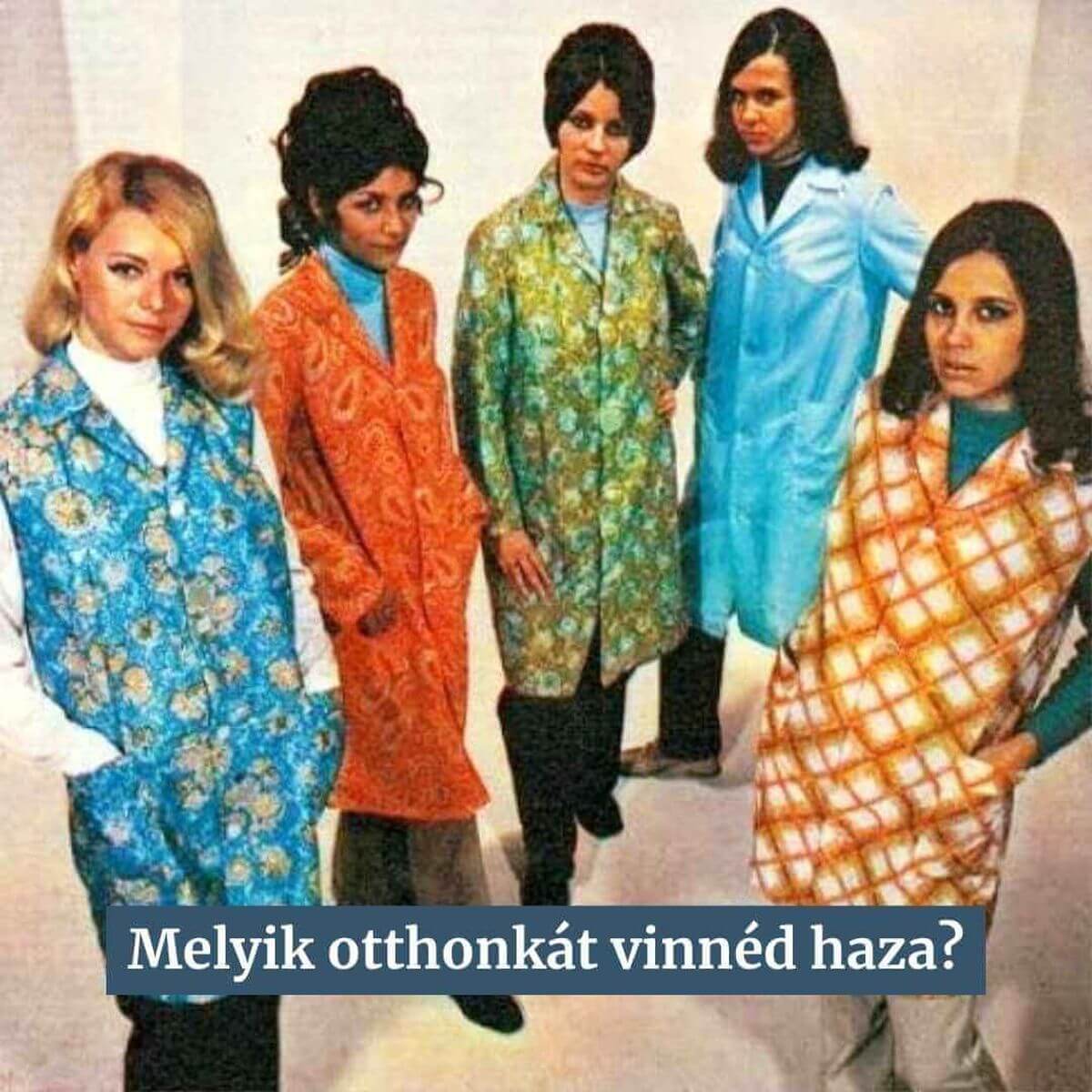 Háziasszonyok állnak sorban, színes, mintás otthonkákban, melyek jellemzőek voltak a 70-es, 80-as évekre.