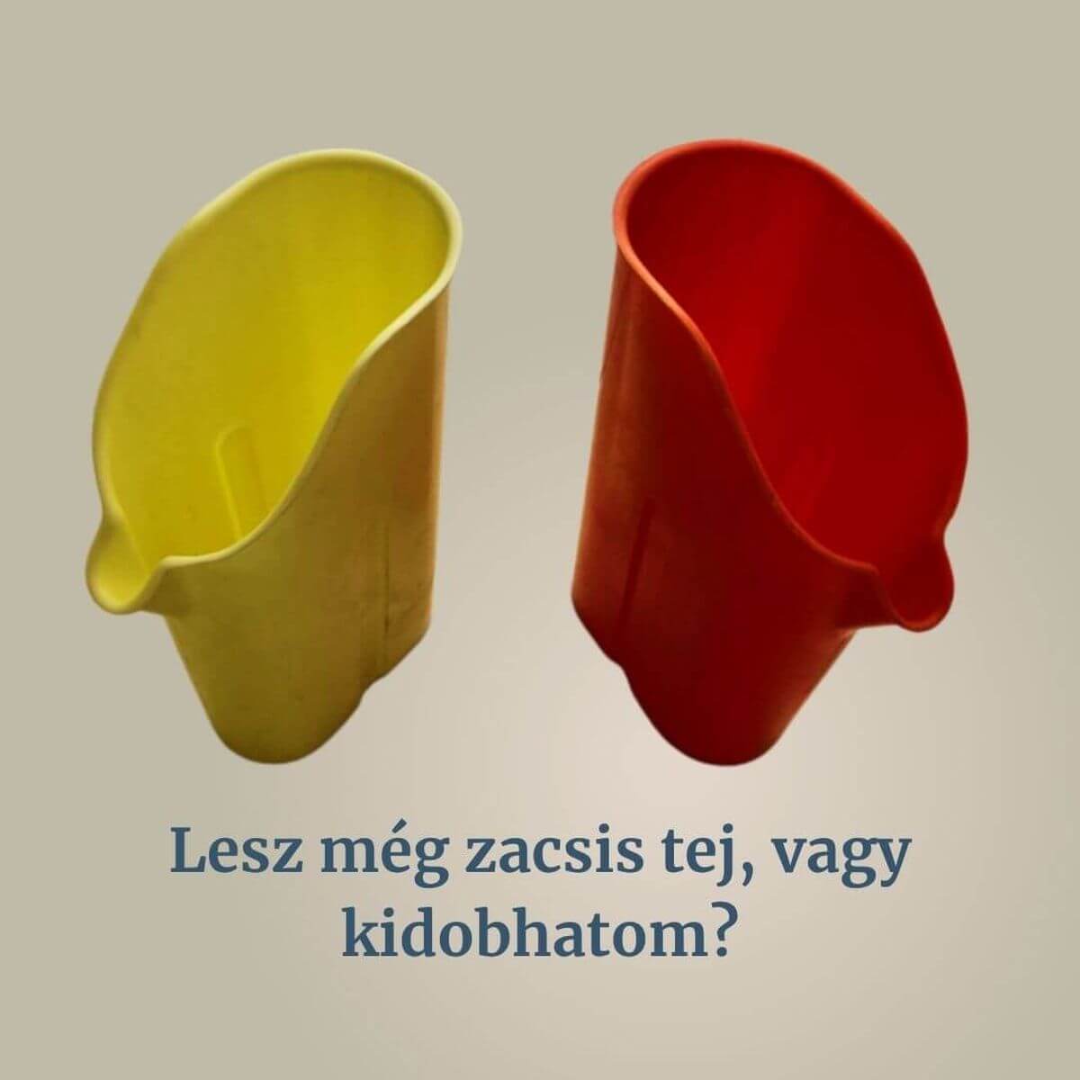 Műanyag zacskós tejtartó, a 80-as évek retró konyhai eszköze, kék színben.