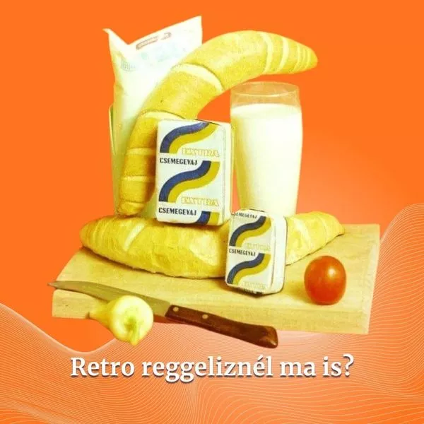 Retró reggeli: friss kifli, csemegevaj és egy pohár tej. A 80-as évek nosztalgikus ízei.